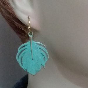 Antiqued LEAVES drop gold earrings. CUTE. LIGHT!